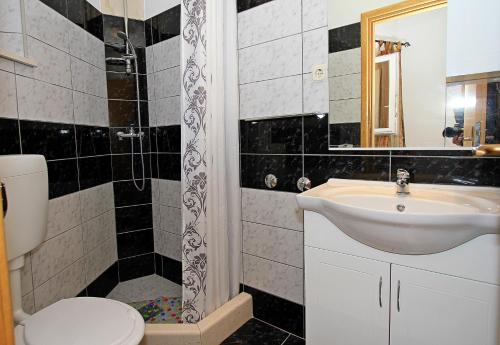 Et badeværelse på Secluded fisherman's cottage Cove Velo Zvirje, Brac - 11034