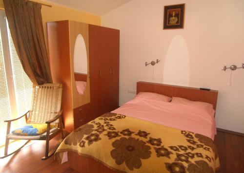 una camera con letto e sedia di Apartments with a parking space Vinisce, Trogir - 11075 a Vinišće