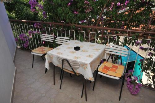 a table and chairs sitting on a patio at Apartments by the sea Drvenik Donja vala, Makarska - 11083 in Drvenik