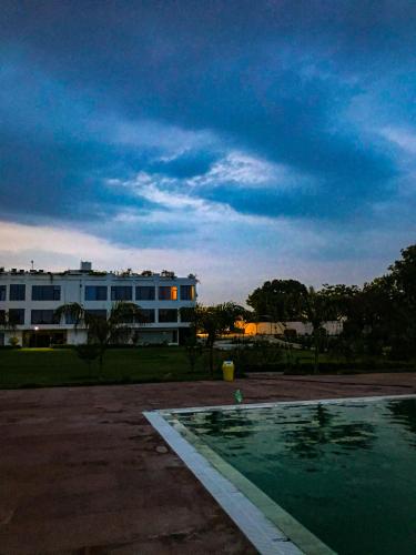 Bazén v ubytování Gautam Hotels & Resorts nebo v jeho okolí