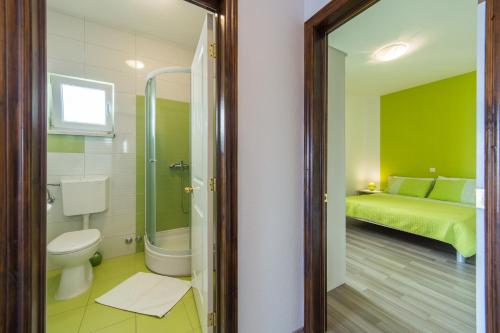 1 cama y baño con ducha y aseo. en Apartments by the sea Brist, Makarska - 11078 en Brist