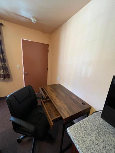 a room with a desk and a chair and a computer at Frazier View Motel in Frazier Park