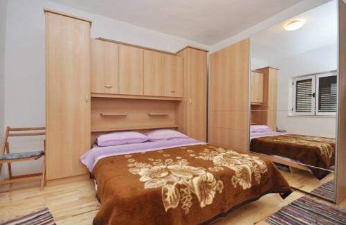 Katil atau katil-katil dalam bilik di Apartments with a parking space Omis - 11066