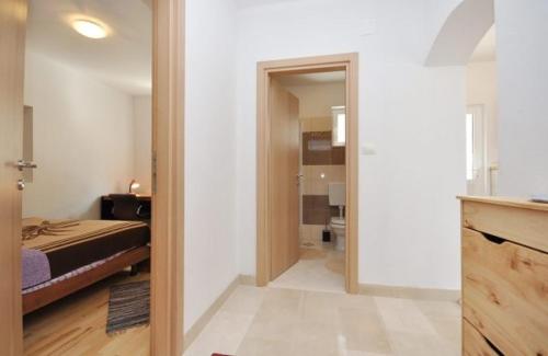 Bilik mandi di Apartments with a parking space Omis - 11066