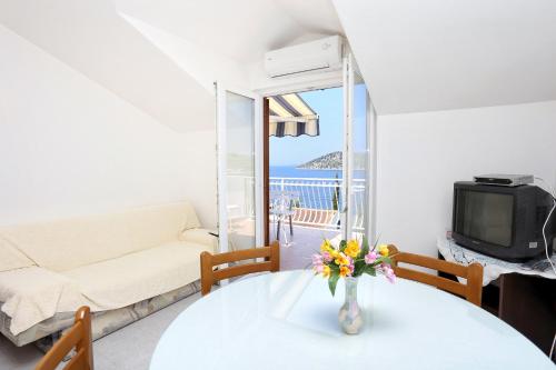 Family friendly seaside apartments Razanj, Rogoznica - 10373