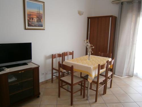 Apartments by the sea Mavarstica, Ciovo - 11102