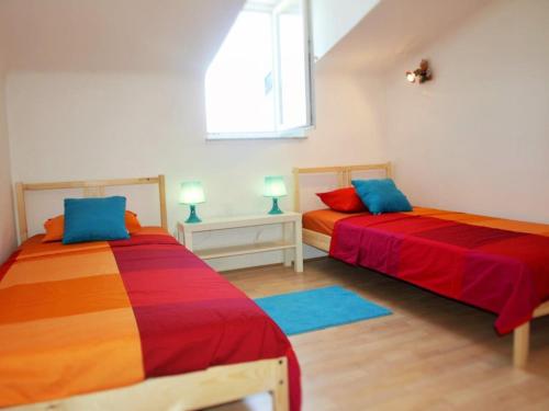 twee bedden naast elkaar in een kamer bij Apartments by the sea Opatija - 11185 in Opatija