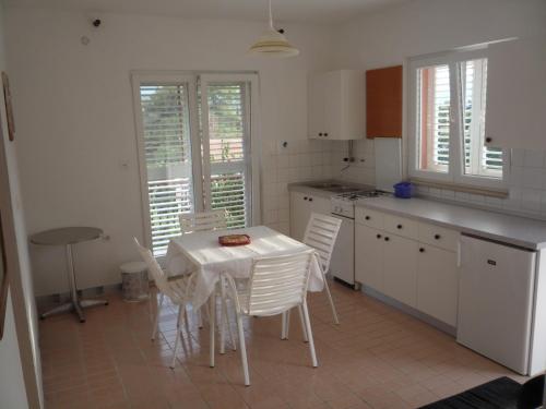 Kitchen o kitchenette sa Apartments with a parking space Vrboska (Hvar) - 11178