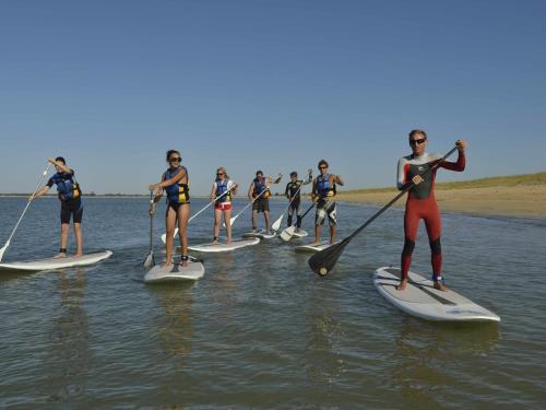 Photo de la galerie de l'établissement Maison charmante rénovée à 200m de la plage, terrasse sud, centre-ville La Faute-sur-Mer - FR-1-194-250, à La Faute-sur-Mer