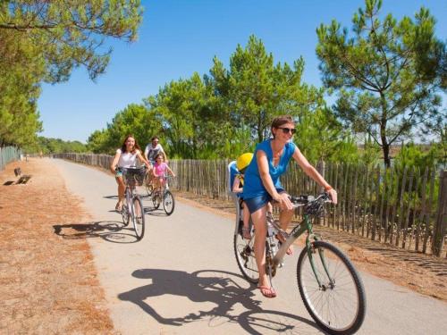 Photo de la galerie de l'établissement Maison charmante rénovée à 200m de la plage, terrasse sud, centre-ville La Faute-sur-Mer - FR-1-194-250, à La Faute-sur-Mer