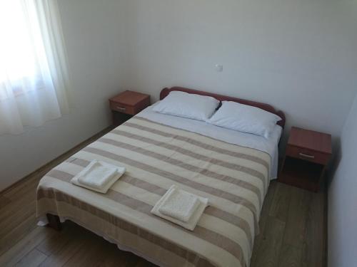 Posteľ alebo postele v izbe v ubytovaní Apartments by the sea Seline, Paklenica - 11197