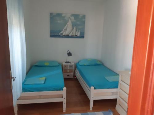 1 Schlafzimmer mit 2 Betten und einem Segelboot an der Wand in der Unterkunft Apartments with a parking space Lukoran (Ugljan) - 11203 in Lukoran