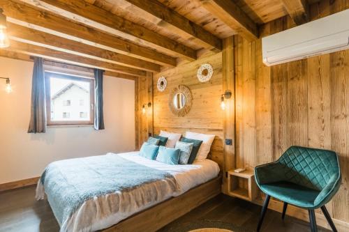 ein Schlafzimmer mit einem Bett und einem grünen Stuhl in der Unterkunft La Grange à Roger in Myans