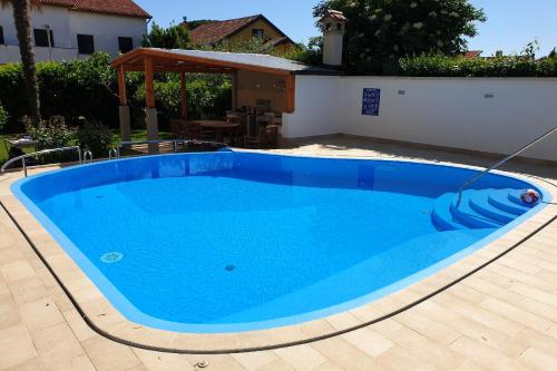 Bazén v ubytování Apartments with a swimming pool Novigrad - 11242 nebo v jeho okolí