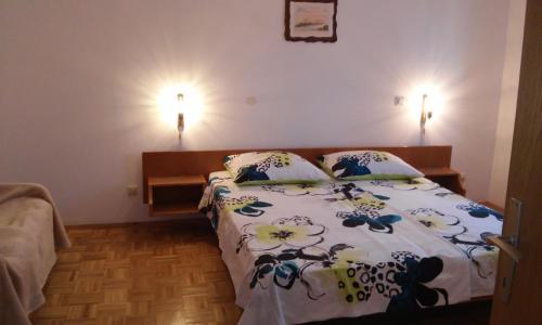 Postel nebo postele na pokoji v ubytování Apartments with a swimming pool Novigrad - 11242