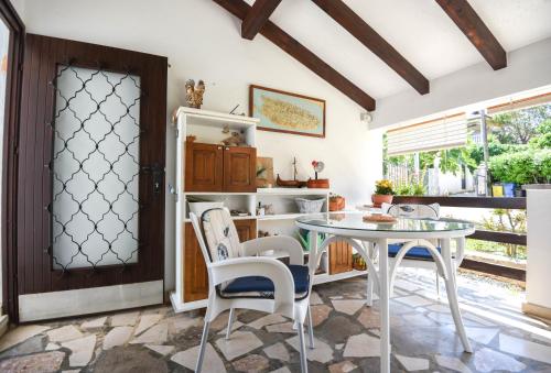 a dining room with a table and chairs at Apartments by the sea Splitska, Brac - 11300 in Splitska