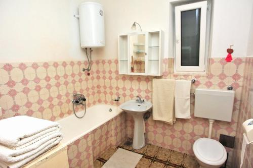 Et badeværelse på Seaside apartments with a swimming pool Supetar, Brac - 11360