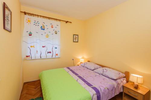 מיטה או מיטות בחדר ב-Apartments by the sea Kastel Stari, Kastela - 11352