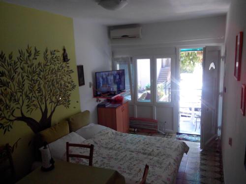 Apartments by the sea Kastel Stari, Kastela - 11352