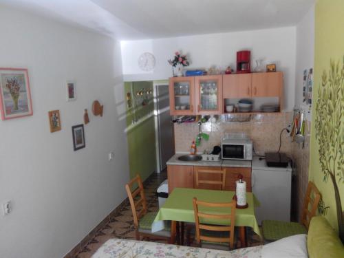 Apartments by the sea Kastel Stari, Kastela - 11352