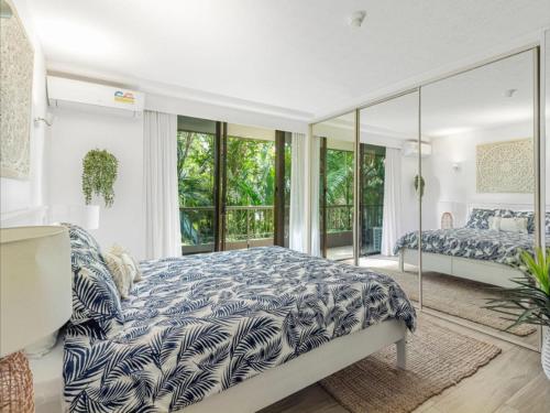 黃金海岸的住宿－The Rocks Resort - Official，一间卧室设有两张床和大窗户