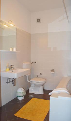 Apartments with parking space Makarska - 11361