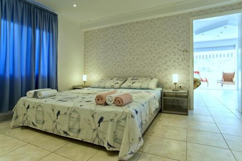 Ένα ή περισσότερα κρεβάτια σε δωμάτιο στο Apartments by the sea Cove Nova, Korcula - 11353