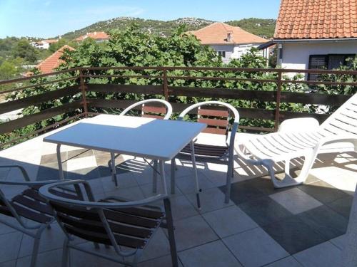 stół i krzesła na patio w obiekcie Apartments with a parking space Jezera, Murter - 11373 w mieście Jezera