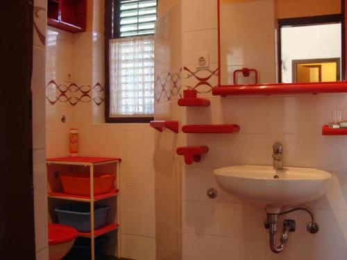 W łazience znajduje się umywalka i lustro. w obiekcie Apartment Jadrija 11356a w Szybeniku