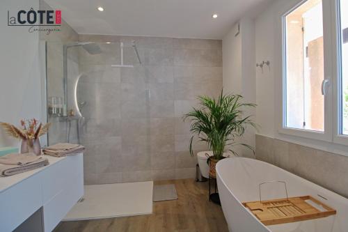 Kúpeľňa v ubytovaní A couper le souffle Magnifique Villa sur l'eau