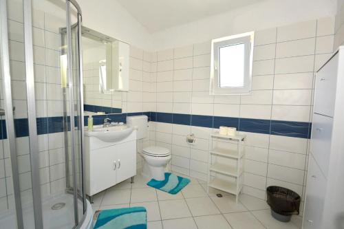 W łazience znajduje się toaleta, umywalka i prysznic. w obiekcie Apartments by the sea Suhi Potok, Omis - 11401 w mieście Jesenice