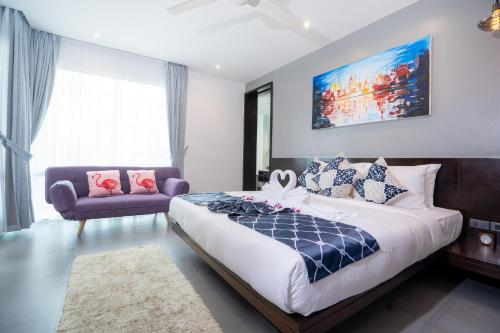 Una cama o camas en una habitación de Karon Sea View Beach Apartment