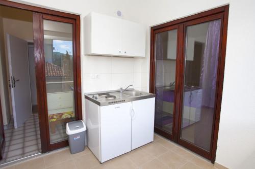 een keuken met een wastafel en een aanrecht bij Apartments with a parking space Makarska - 11418 in Makarska