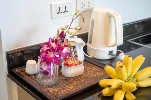 Tetera y cafetera en Karon Sea View Beach Apartment