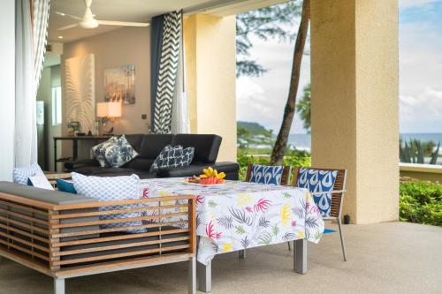 Un lugar para sentarse en Karon Sea View Beach Apartment