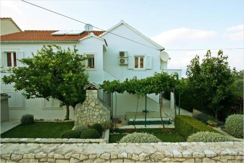 Apartments with a parking space Supetar, Brac - 11147