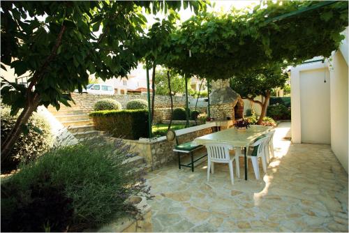 Apartments with parking space Supetar, Brac - 11147