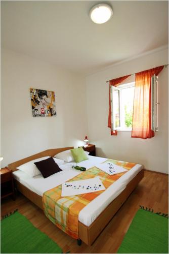 Apartments with parking space Supetar, Brac - 11147