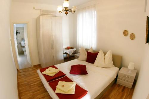 Posteľ alebo postele v izbe v ubytovaní Apartments by the sea Podgora, Makarska - 11335
