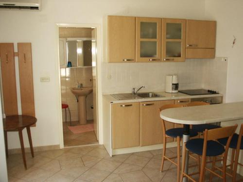 Kuchyňa alebo kuchynka v ubytovaní Apartments by the sea Podgora, Makarska - 11335