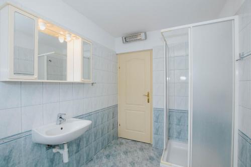 y baño con lavabo y ducha. en Apartments with a parking space Mastrinka, Ciovo - 11283 en Trogir
