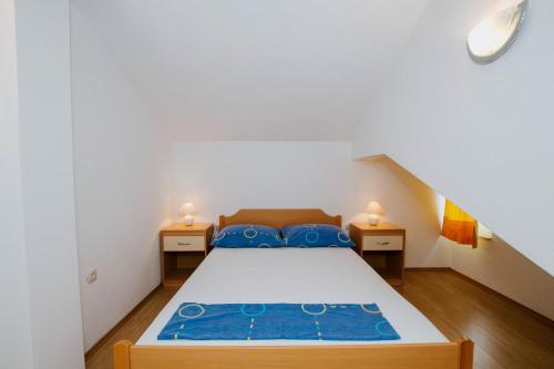 1 dormitorio con 1 cama y 2 mesitas de noche en Apartments with a parking space Mastrinka, Ciovo - 11283 en Trogir