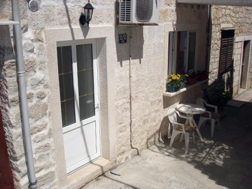 Apartments by the sea Pucisca, Brac - 11263