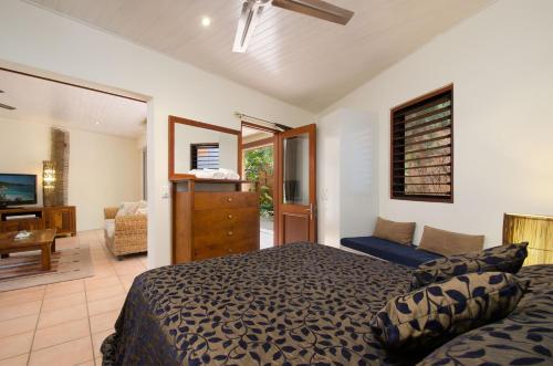 1 dormitorio con 1 cama y sala de estar en L'Auberge @ Noosa, en Noosa Heads