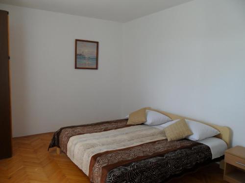Un pat sau paturi într-o cameră la Apartments by the sea Tisno, Murter - 11289
