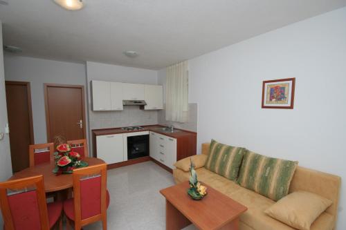 Apartments with a swimming pool Mastrinka, Ciovo - 11192