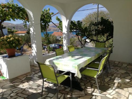 einen Tisch und Stühle auf einer Terrasse mit Aussicht in der Unterkunft Apartments by the sea Arbanija, Ciovo - 11321 in Trogir