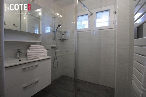 ein weißes Bad mit einer Dusche und einem Waschbecken in der Unterkunft La Sourcinette T3 sur la côte Bleue Lacote Immo 1 in Carry-le-Rouet