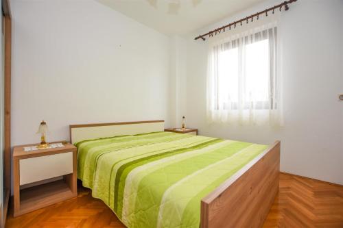Apartments with parking space Pag - 11358