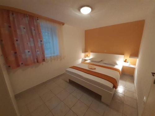 Un dormitorio con una cama grande y una ventana en Apartment Gradac 11332a, en Gradac